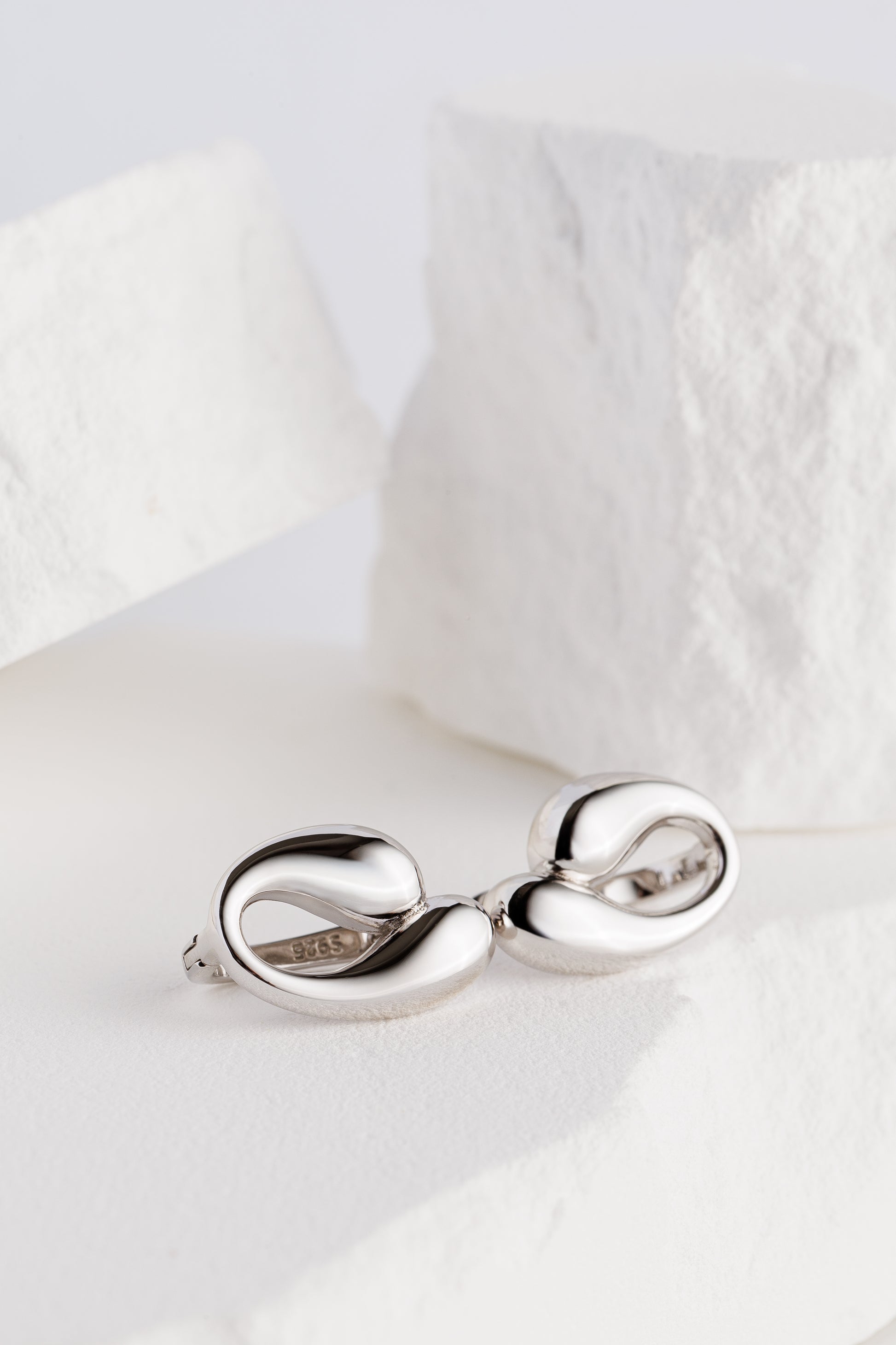 Floating Drops – Cercei sculpturali din argint placat cu rodiu