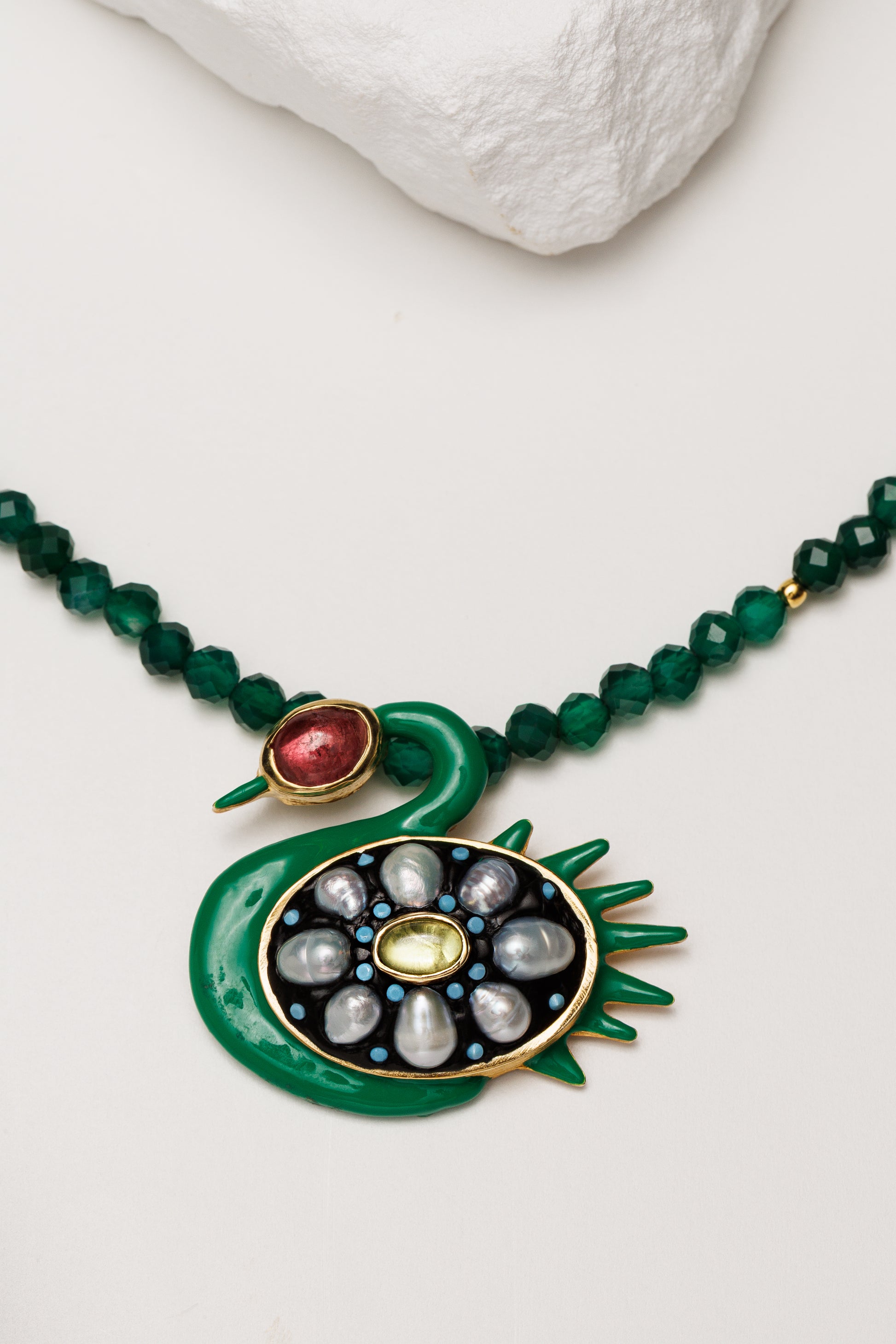 Colier agat verde fatetat cu pandantiv sculptural placat cu aur Wild Swan