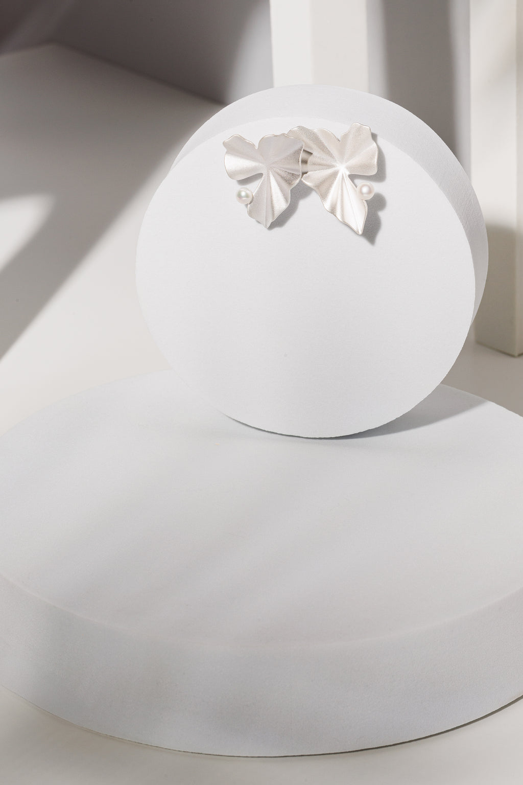 Dewlight – Cercei sculpturali din argint cu perla naturala