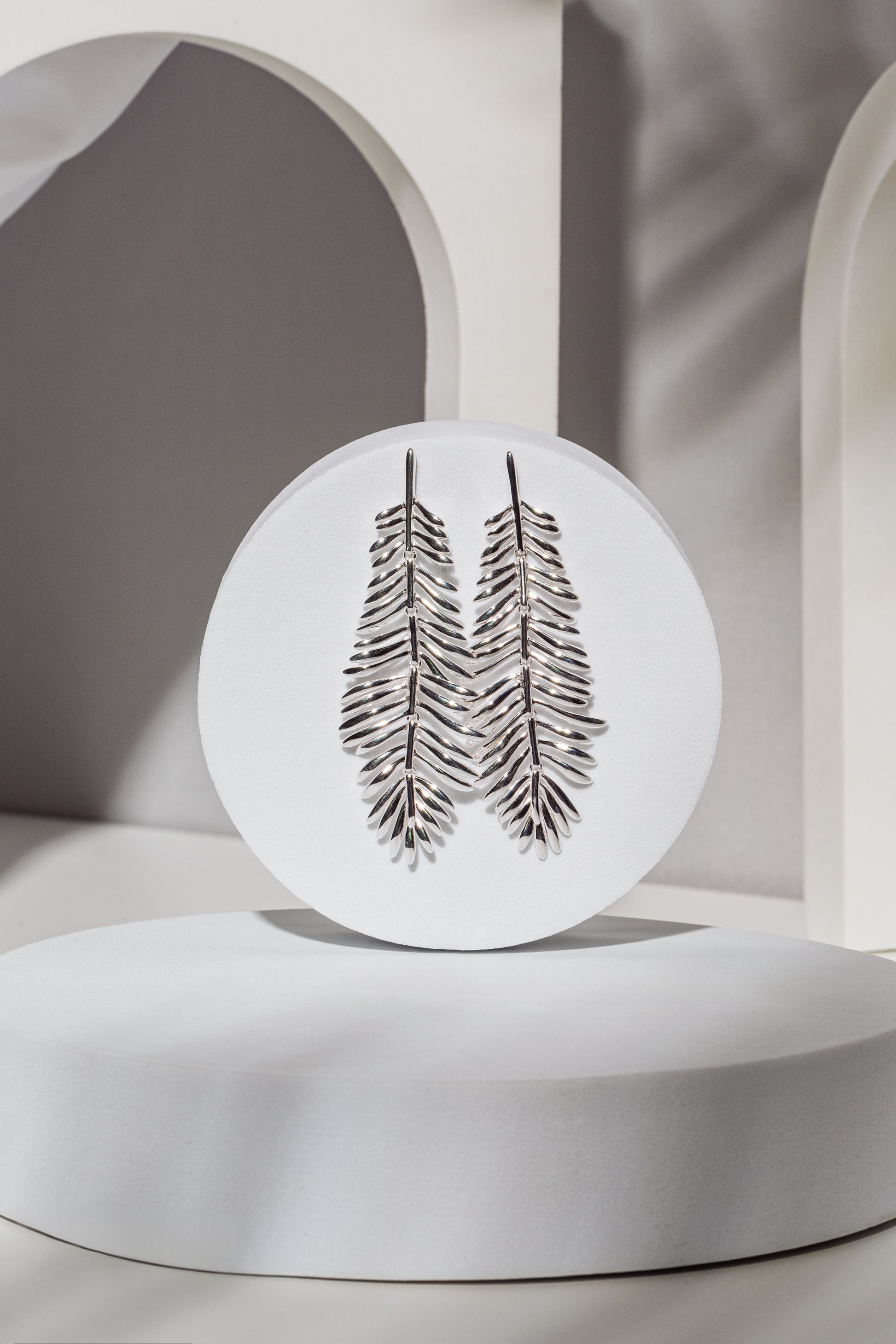 Kinetic Fern – Cercei sculpturali din argint placat cu rodiu