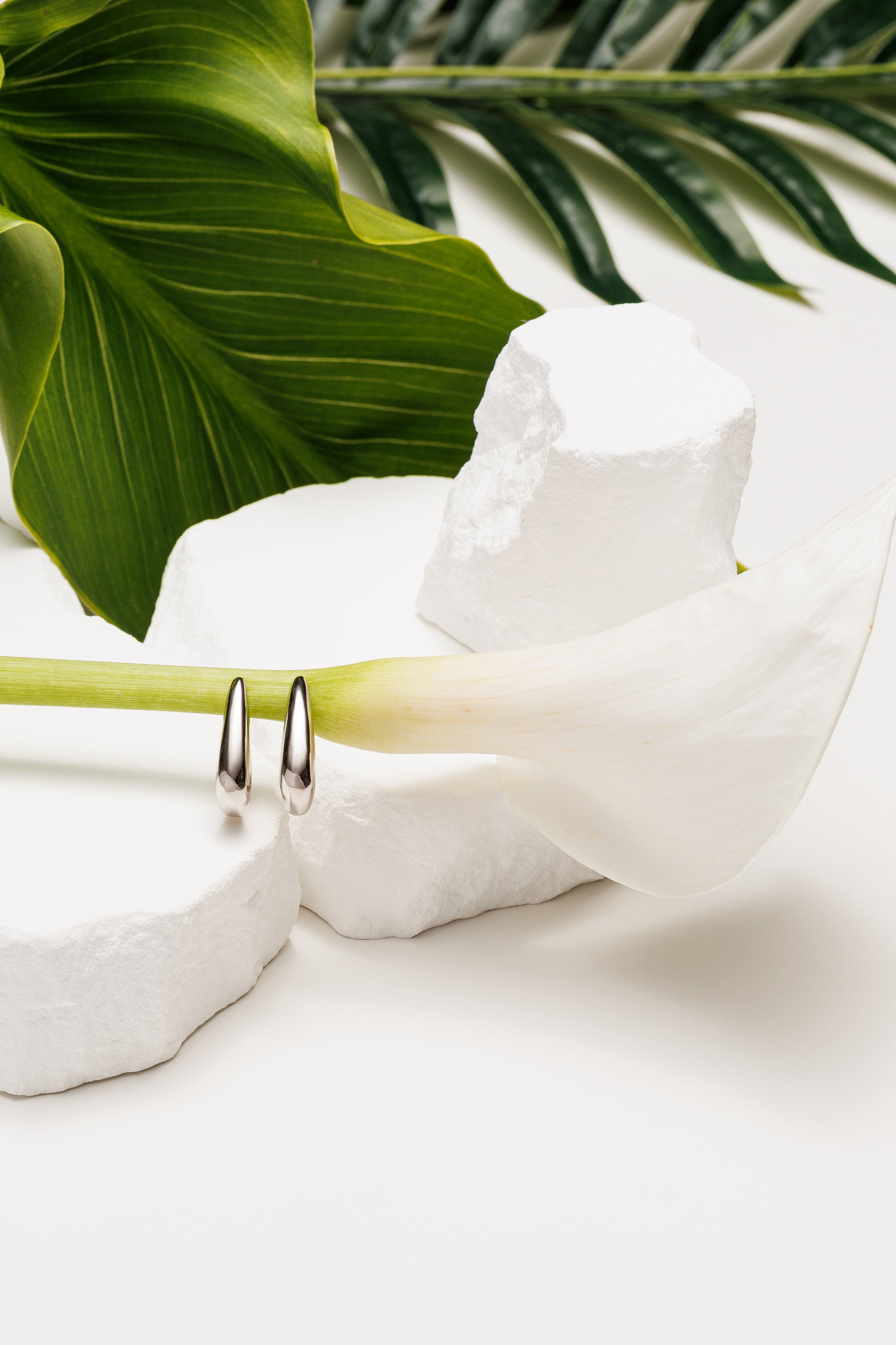 Echo Drop – Cercei sculpturali din argint placat cu rodiu
