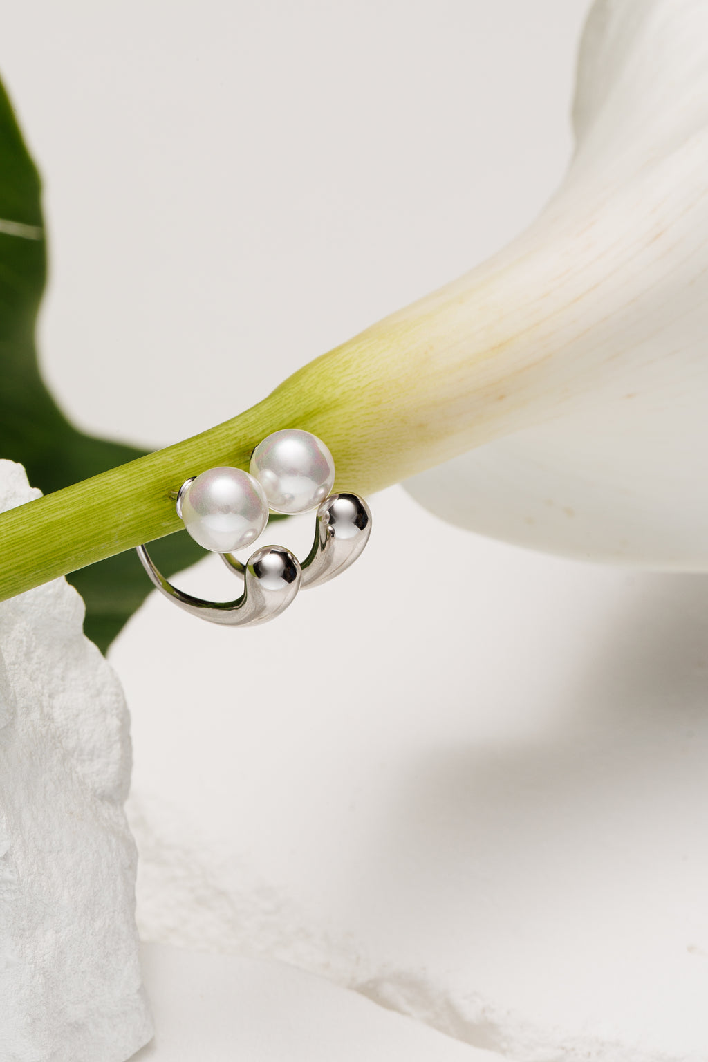 Echo Pearl Drop – Cercei sculpturali din argint cu perla