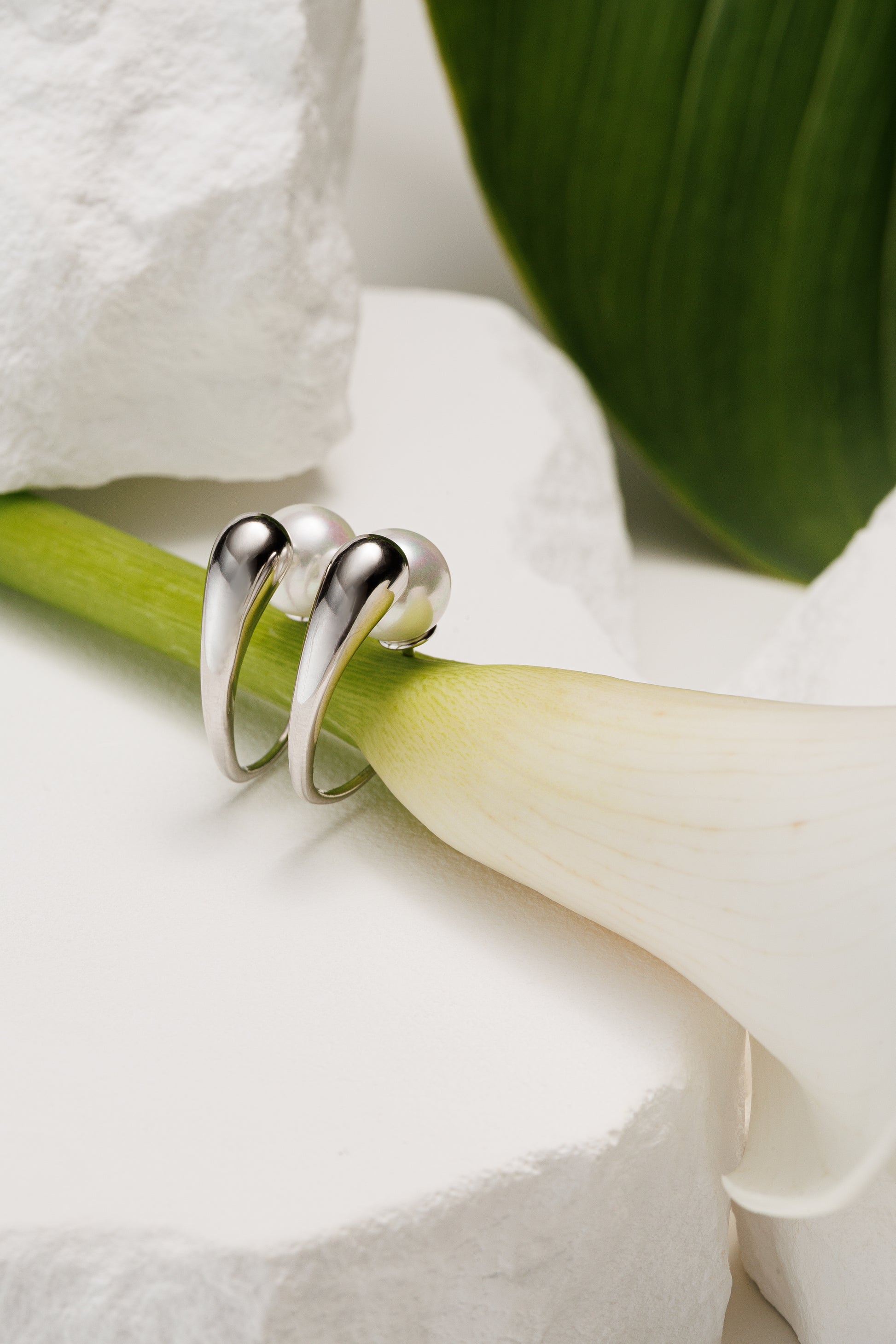 Echo Pearl Drop – Cercei sculpturali din argint cu perla