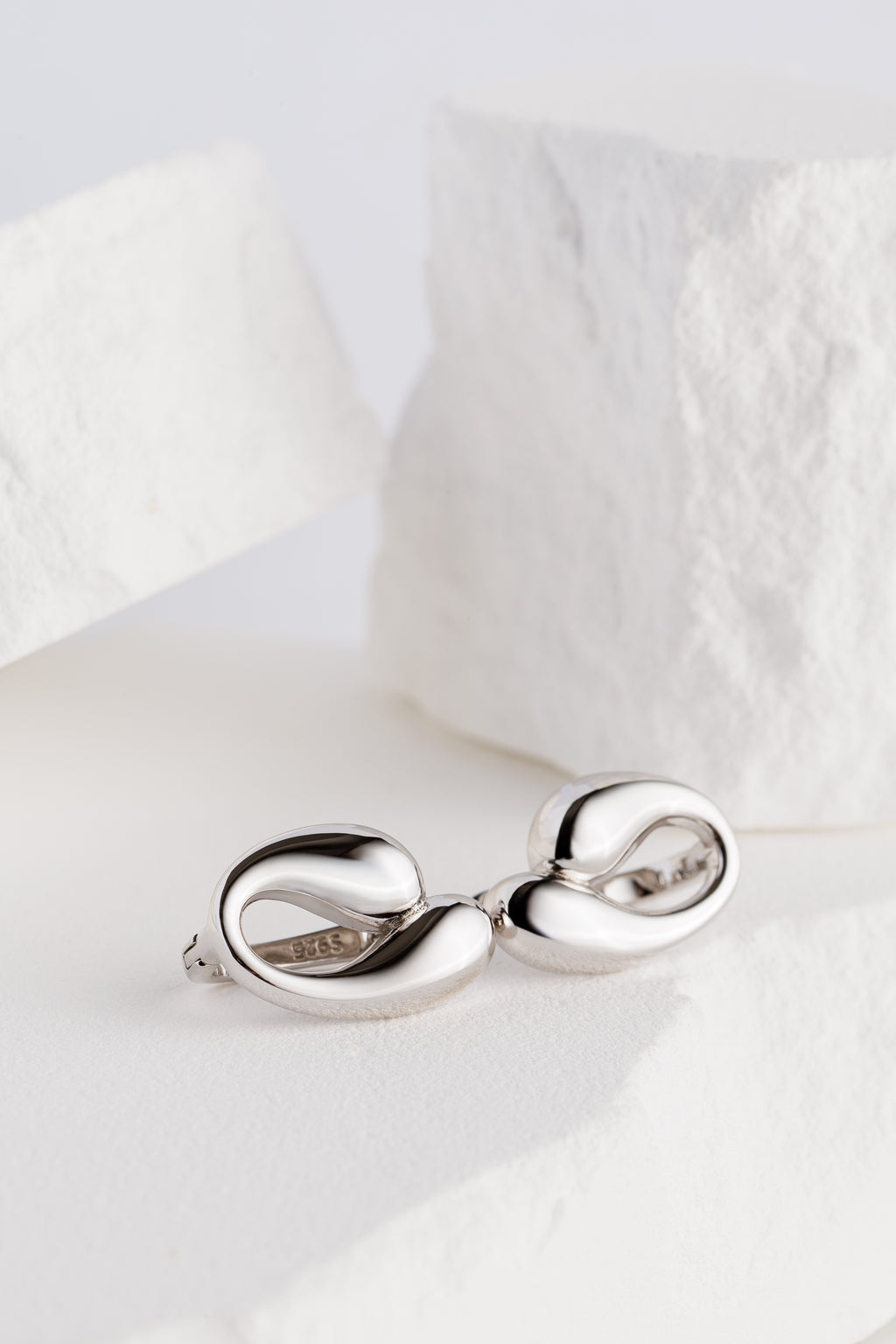 Floating Drops – Cercei sculpturali din argint placat cu rodiu