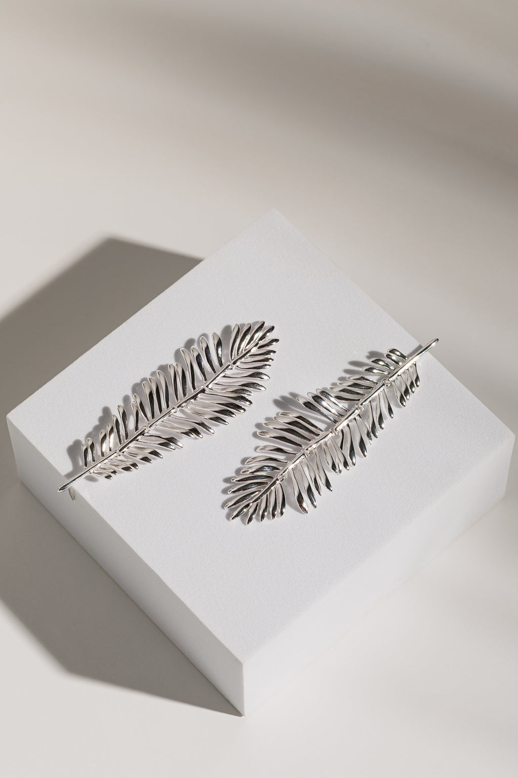 Kinetic Fern – Cercei sculpturali din argint placat cu rodiu