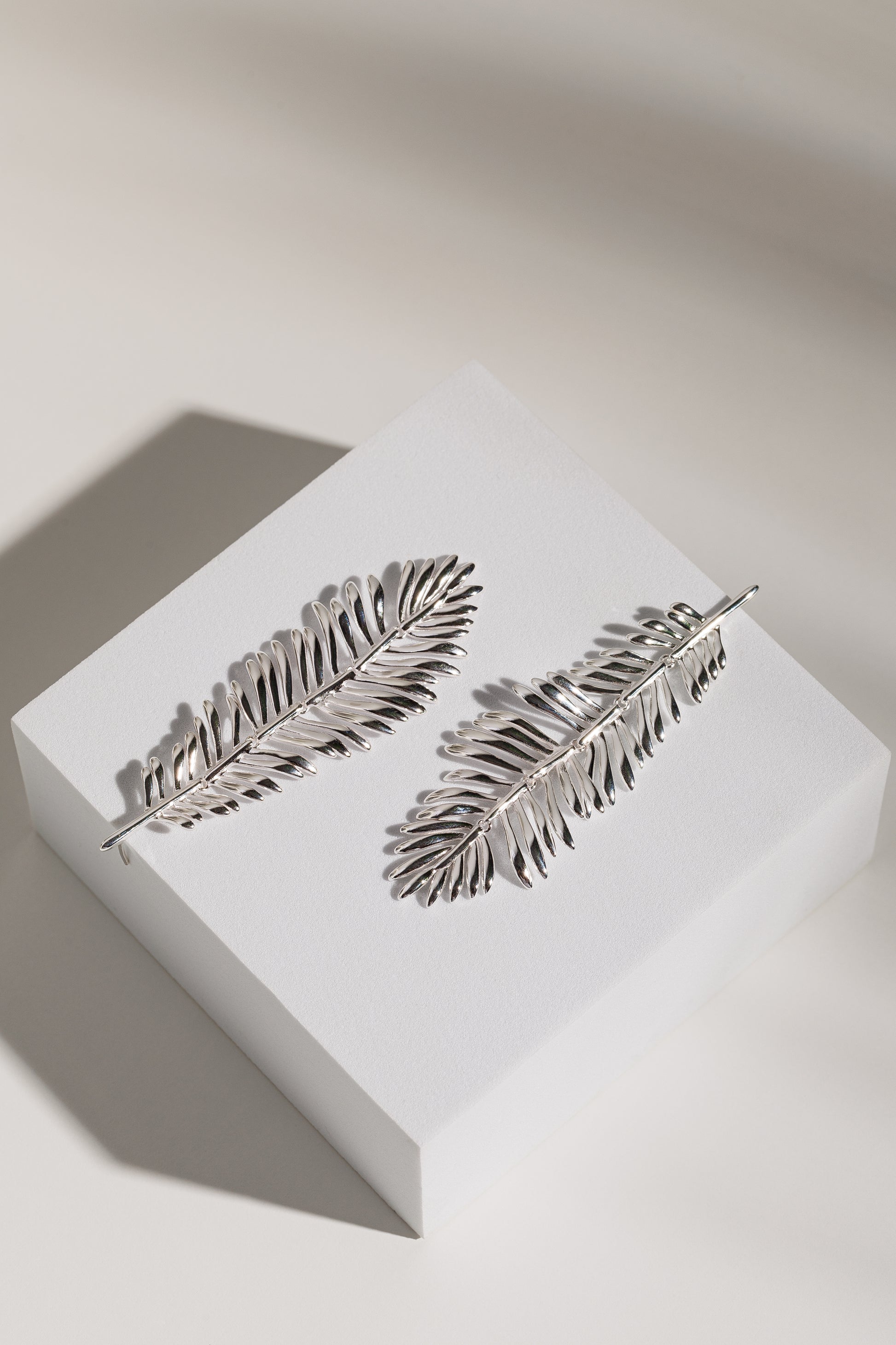 Kinetic Fern – Cercei sculpturali din argint placat cu rodiu