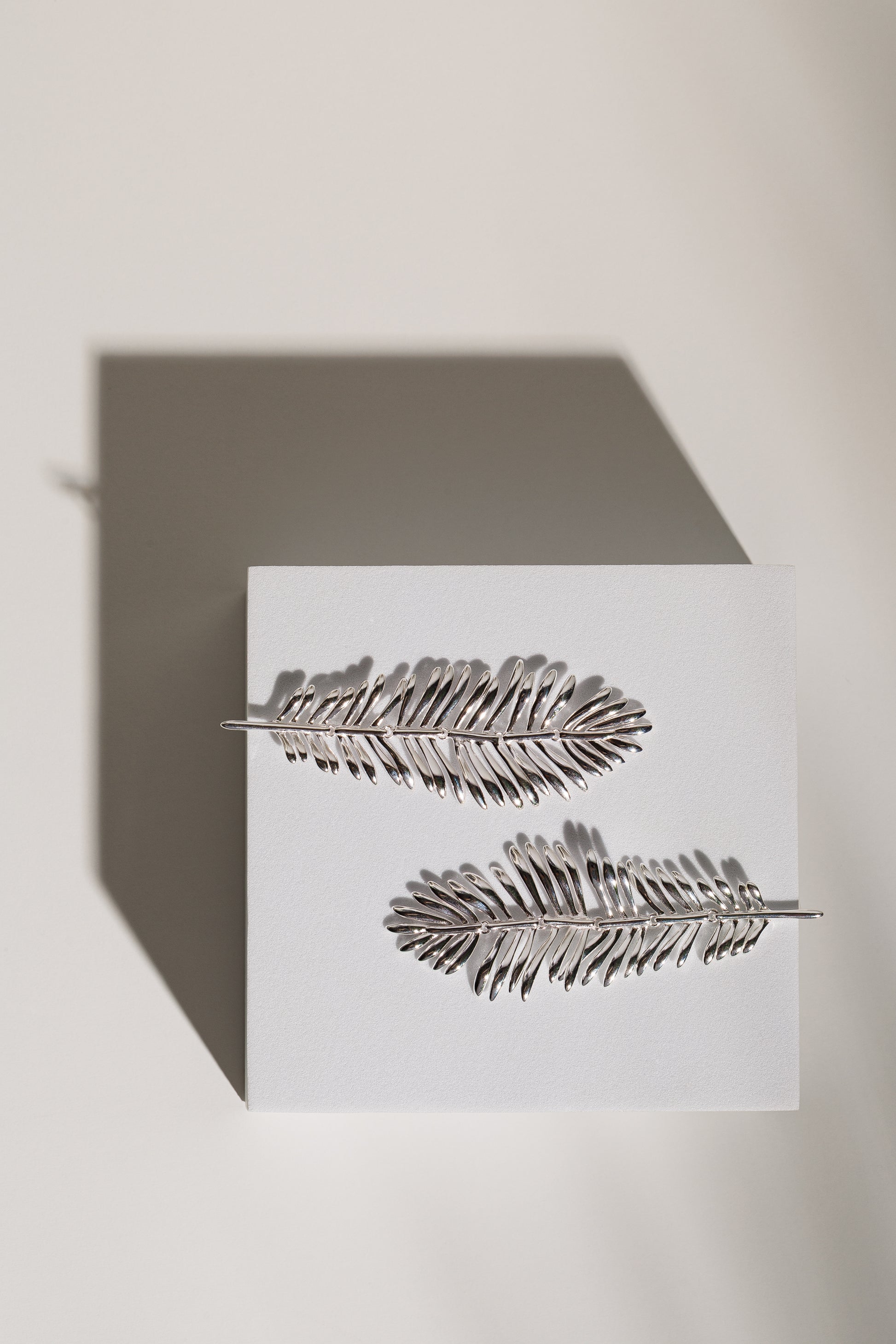 Kinetic Fern – Cercei sculpturali din argint placat cu rodiu