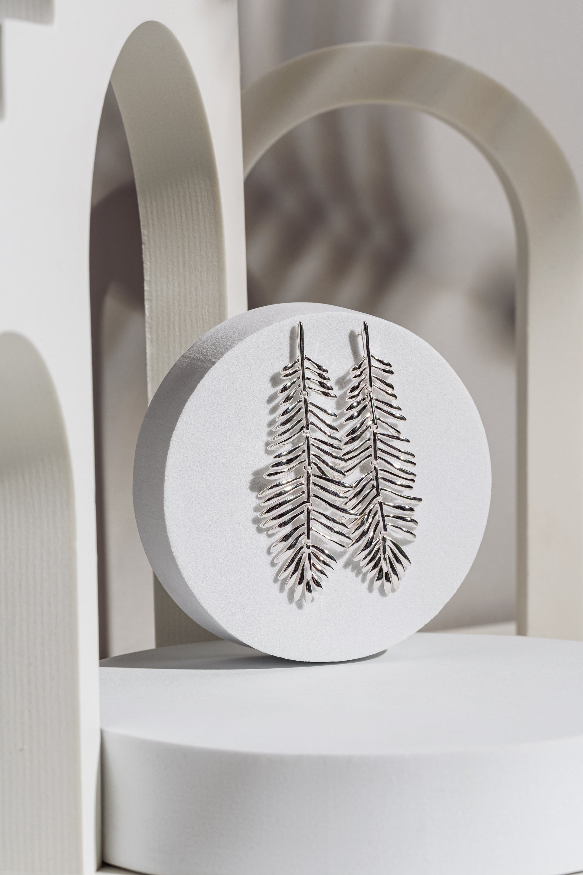 Kinetic Fern – Cercei sculpturali din argint placat cu rodiu