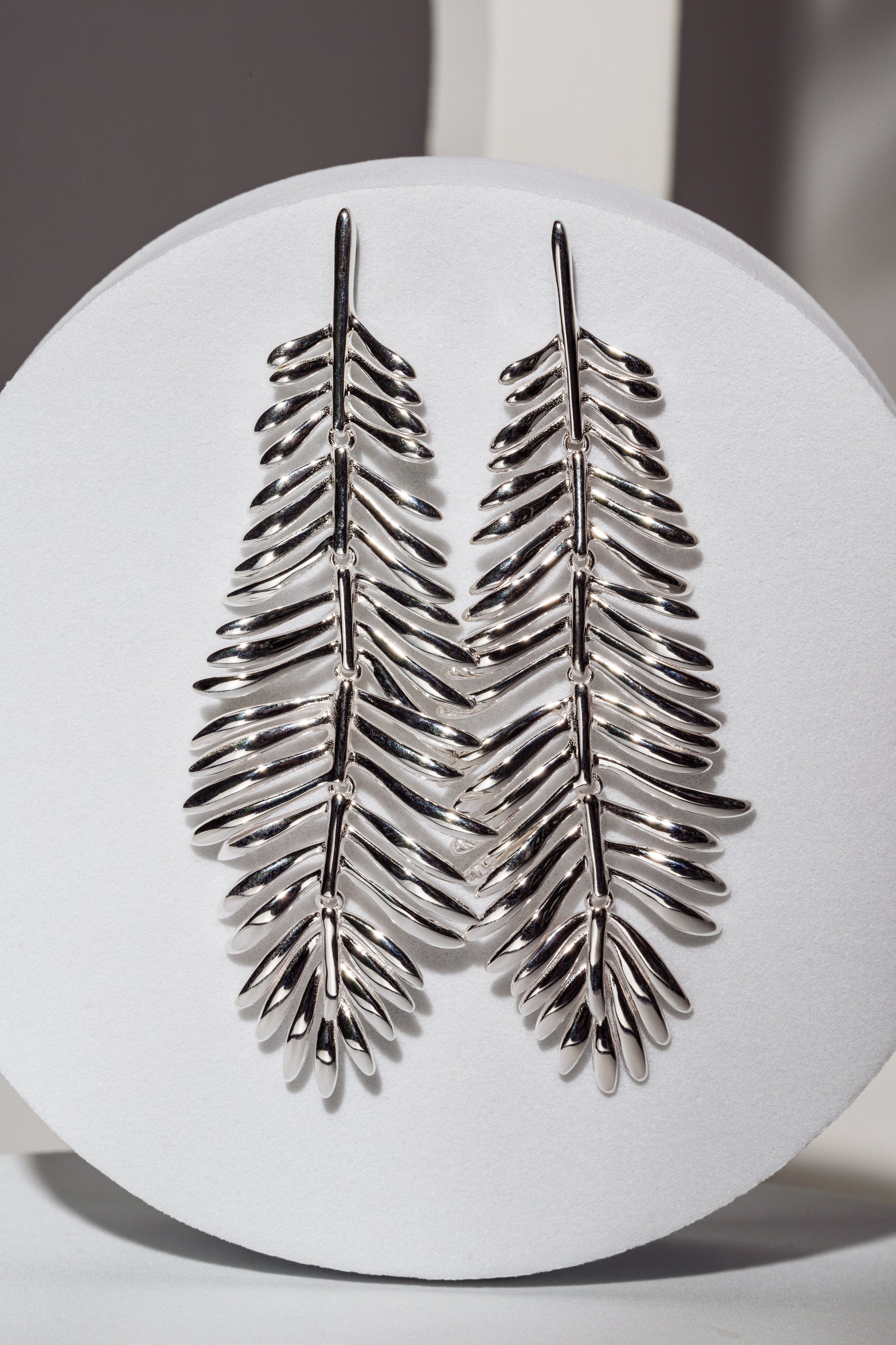 Kinetic Fern – Cercei sculpturali din argint placat cu rodiu