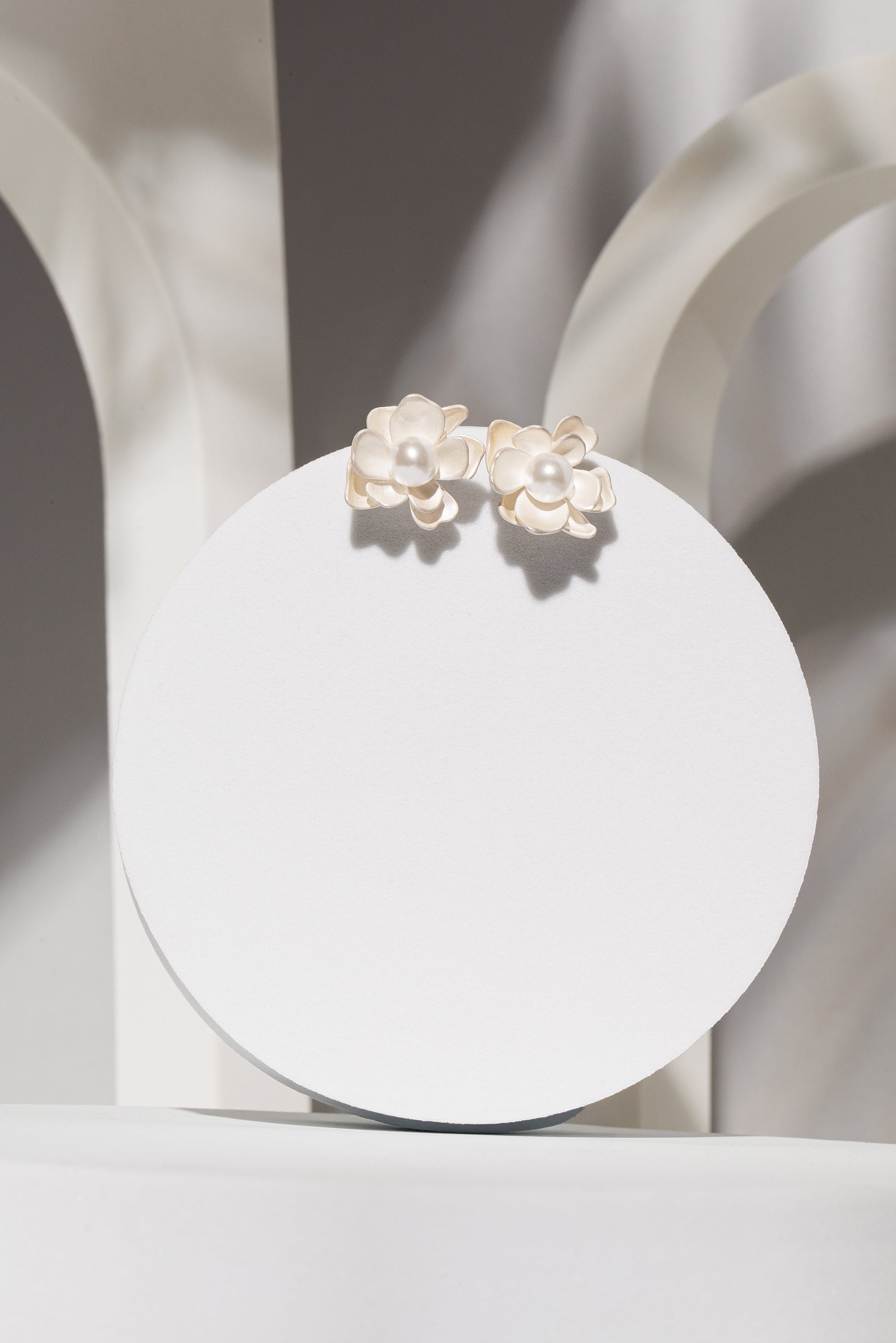 PetalCore – Cercei tip stud din argint cu perla naturala