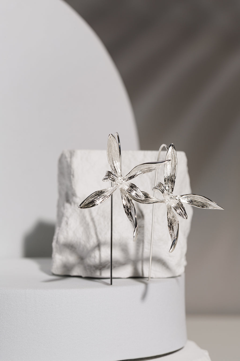 Softcore Bloom – Cercei sculpturali din argint placat cu rodiu
