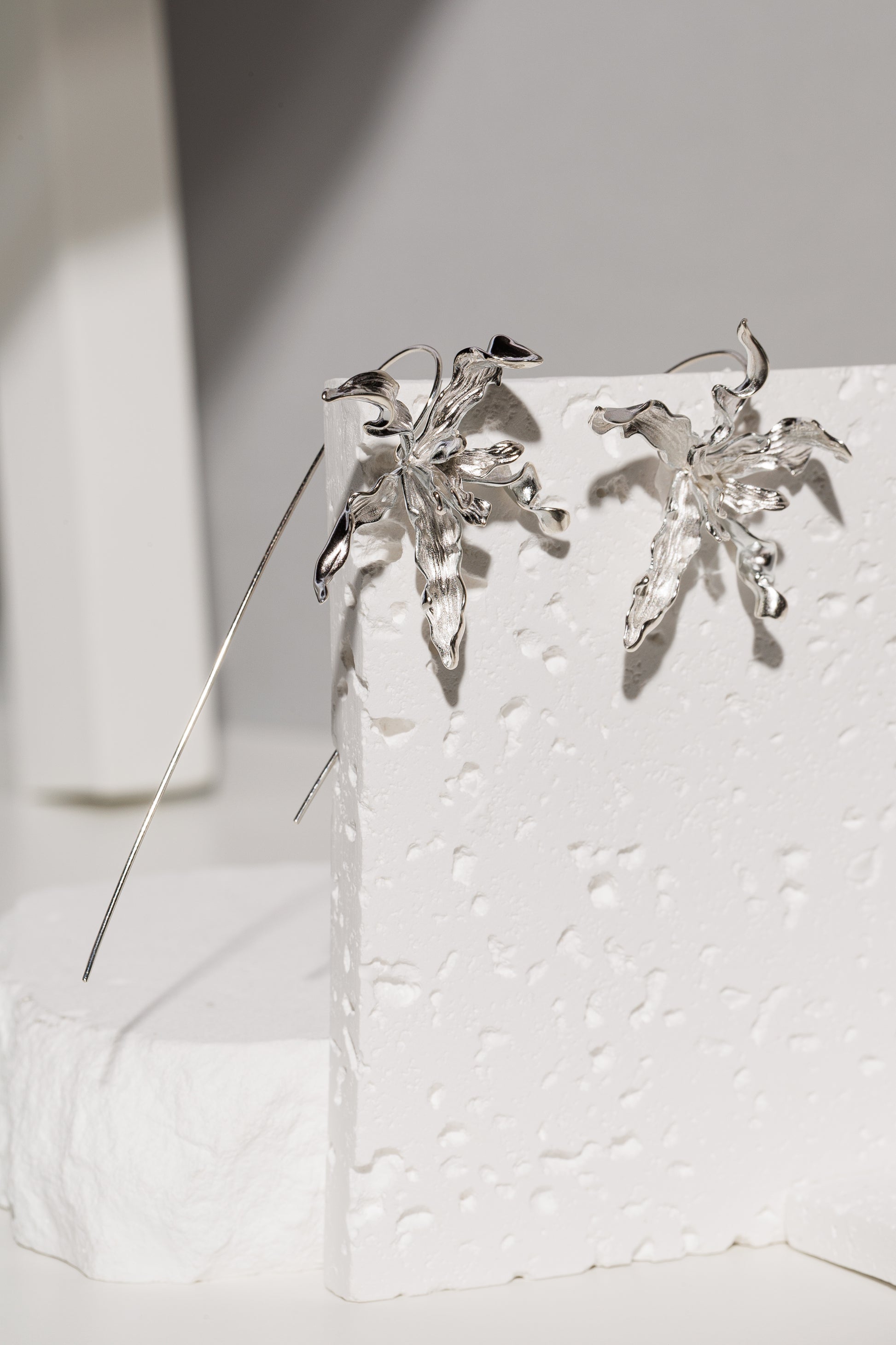 WildCore Bloom – Cercei sculpturali din argint placat cu rodiu