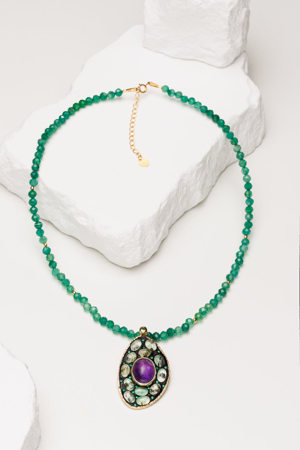 Colier agat verde si pandantiv sculptural din prehnit Jungle Talisman