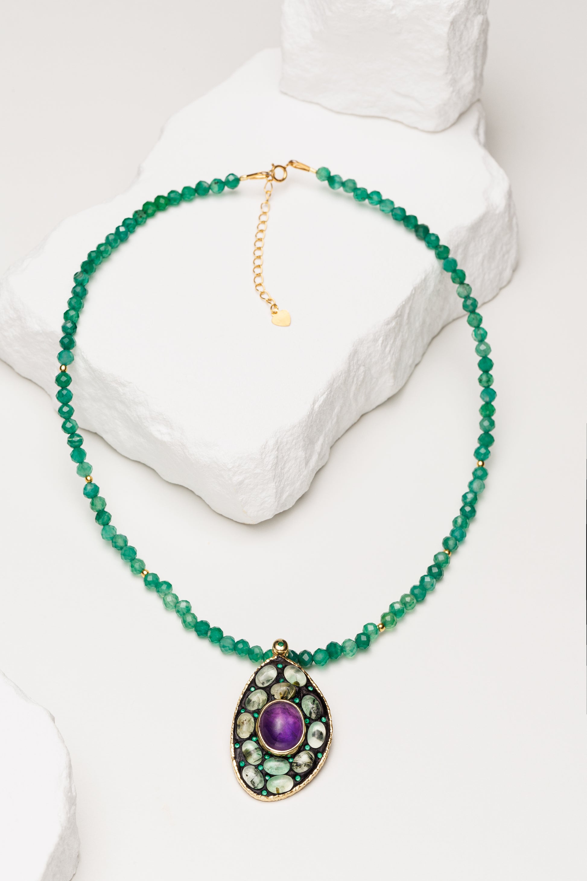 Colier agat verde si pandantiv sculptural din prehnit Jungle Talisman