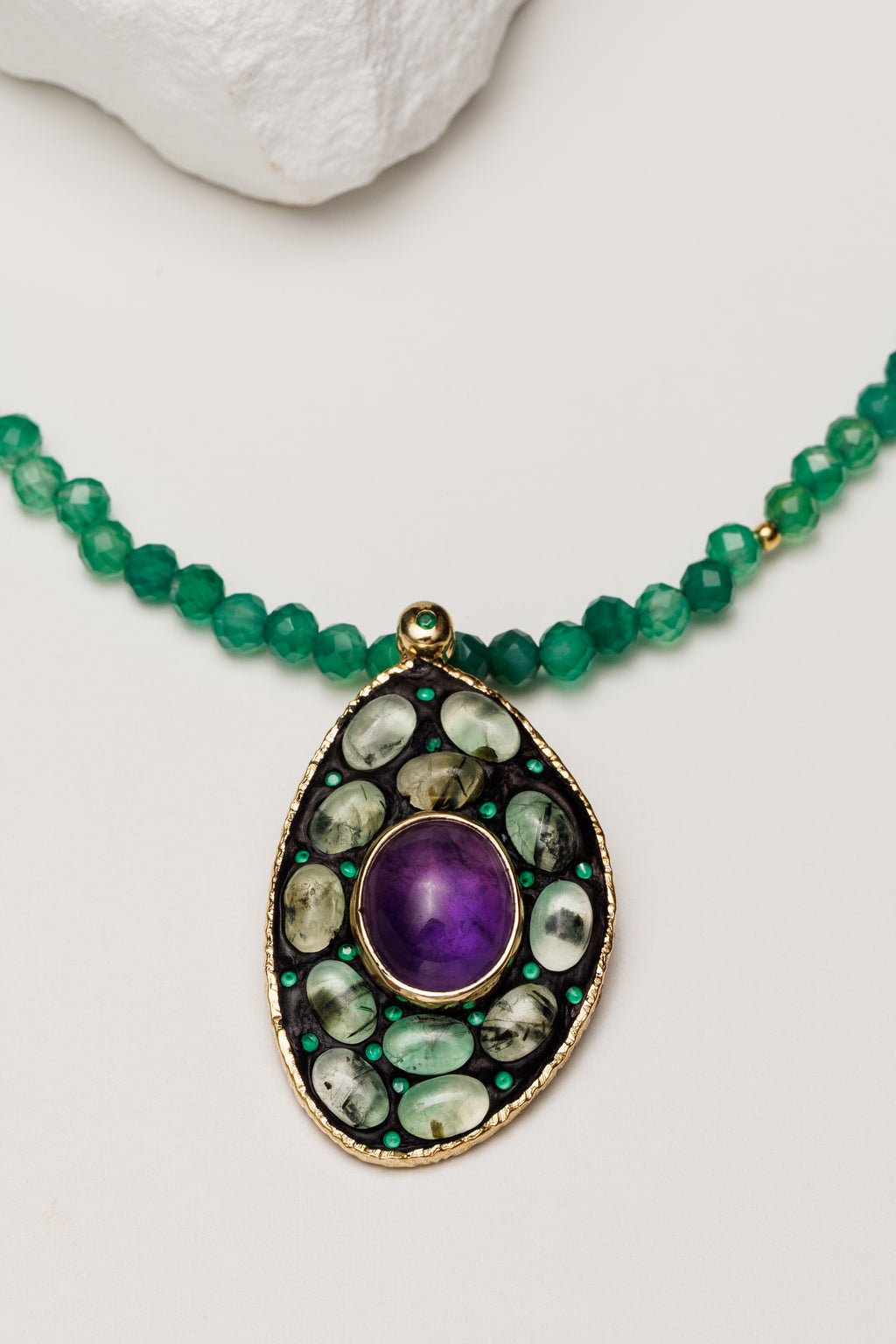 Colier agat verde si pandantiv sculptural din prehnit Jungle Talisman