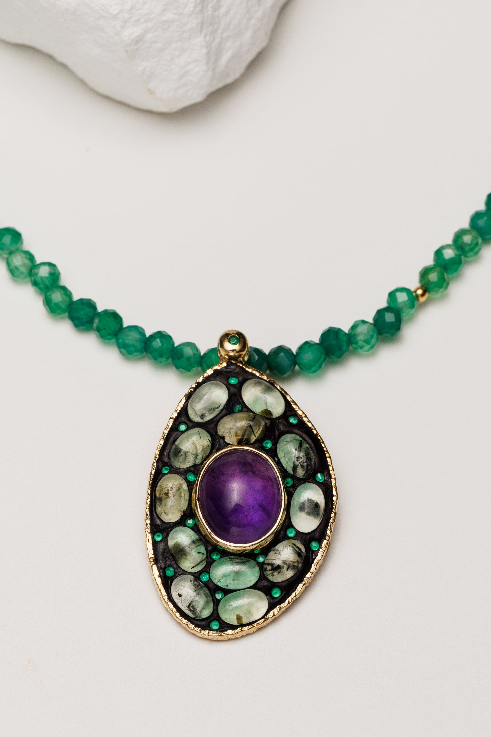 Colier agat verde si pandantiv sculptural din prehnit Jungle Talisman