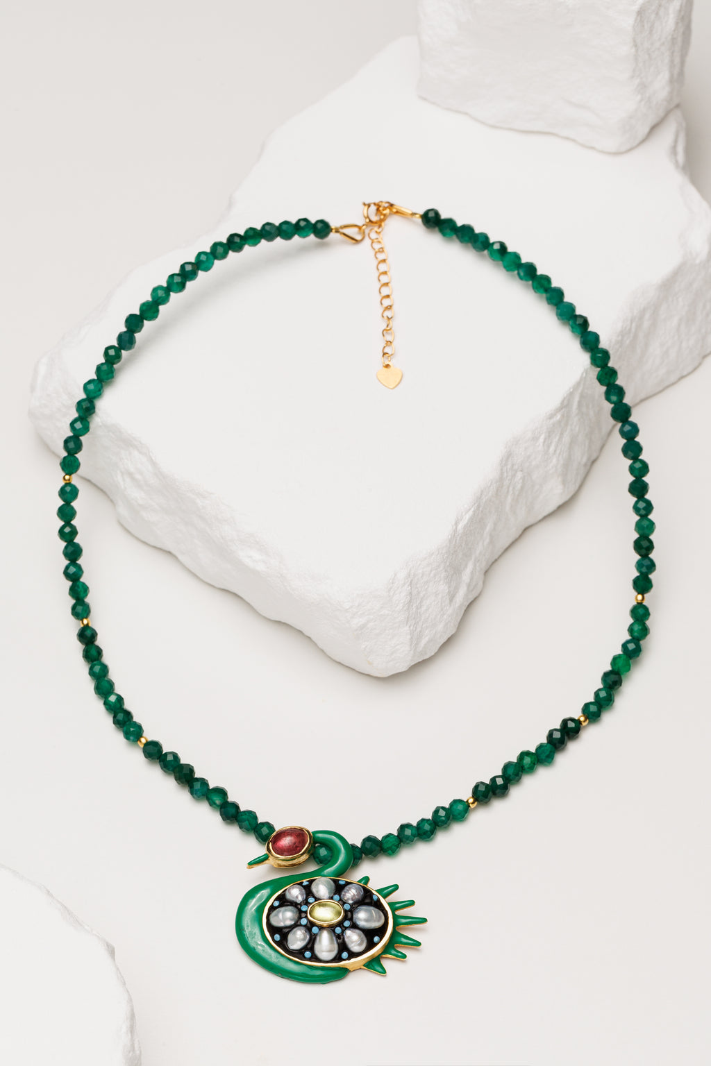 Colier agat verde fatetat cu pandantiv sculptural placat cu aur Wild Swan