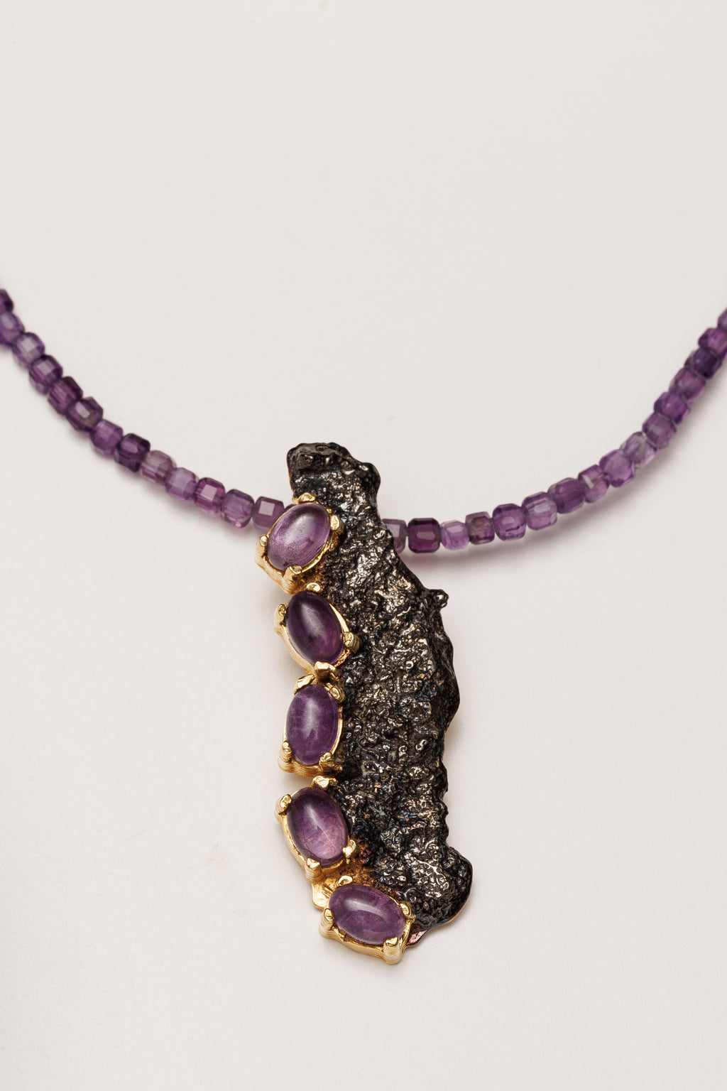 Colier ametist natural si pandantiv sculptural  Lava Flow