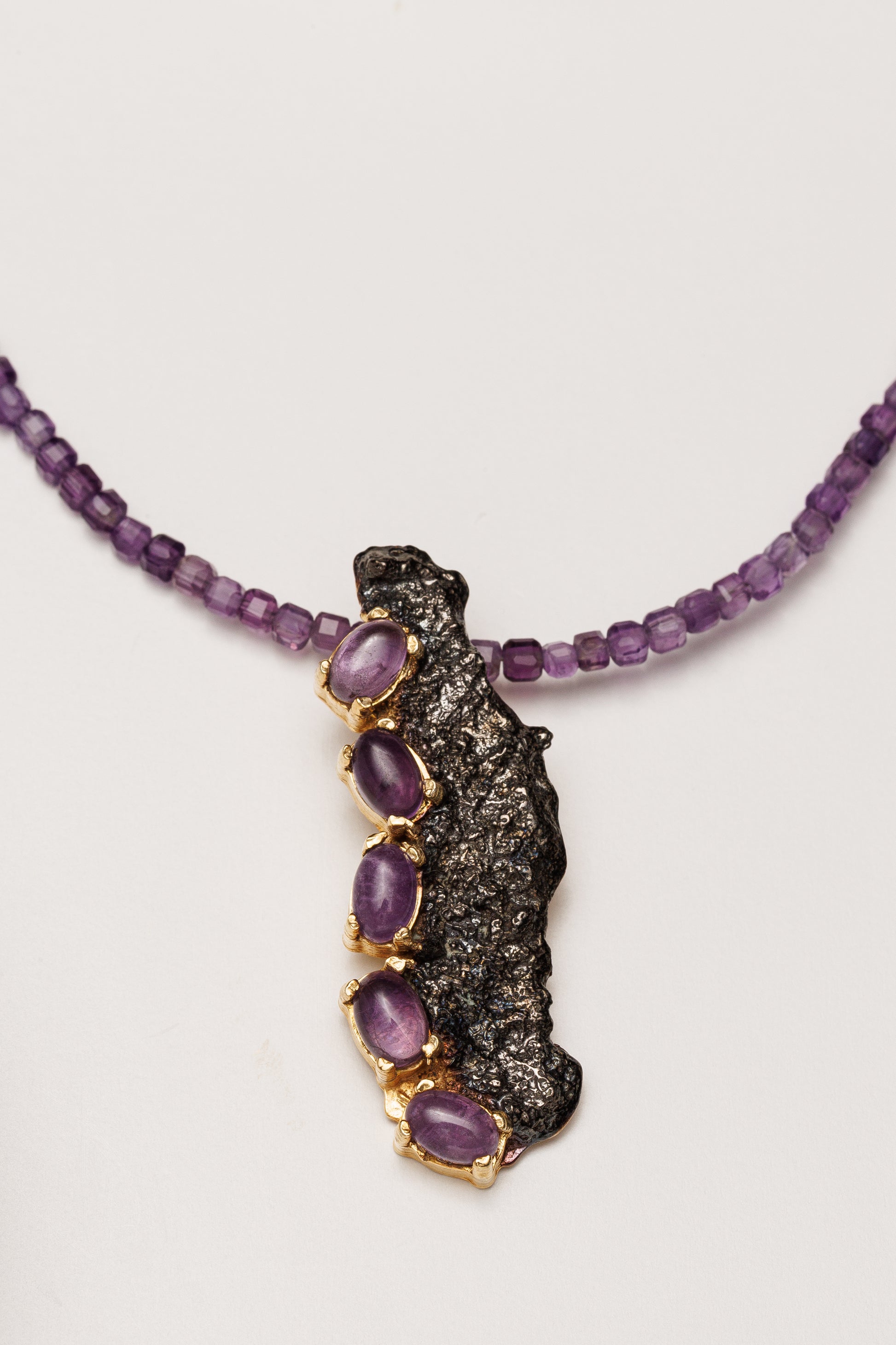 Colier ametist natural si pandantiv sculptural  Lava Flow