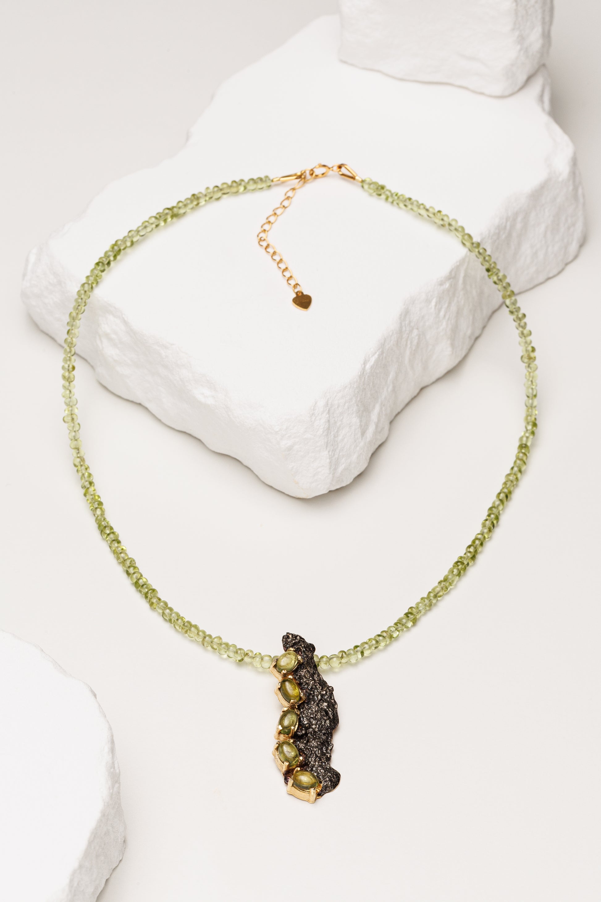 Colier peridot natural si pandantiv sculptural Lava Flow