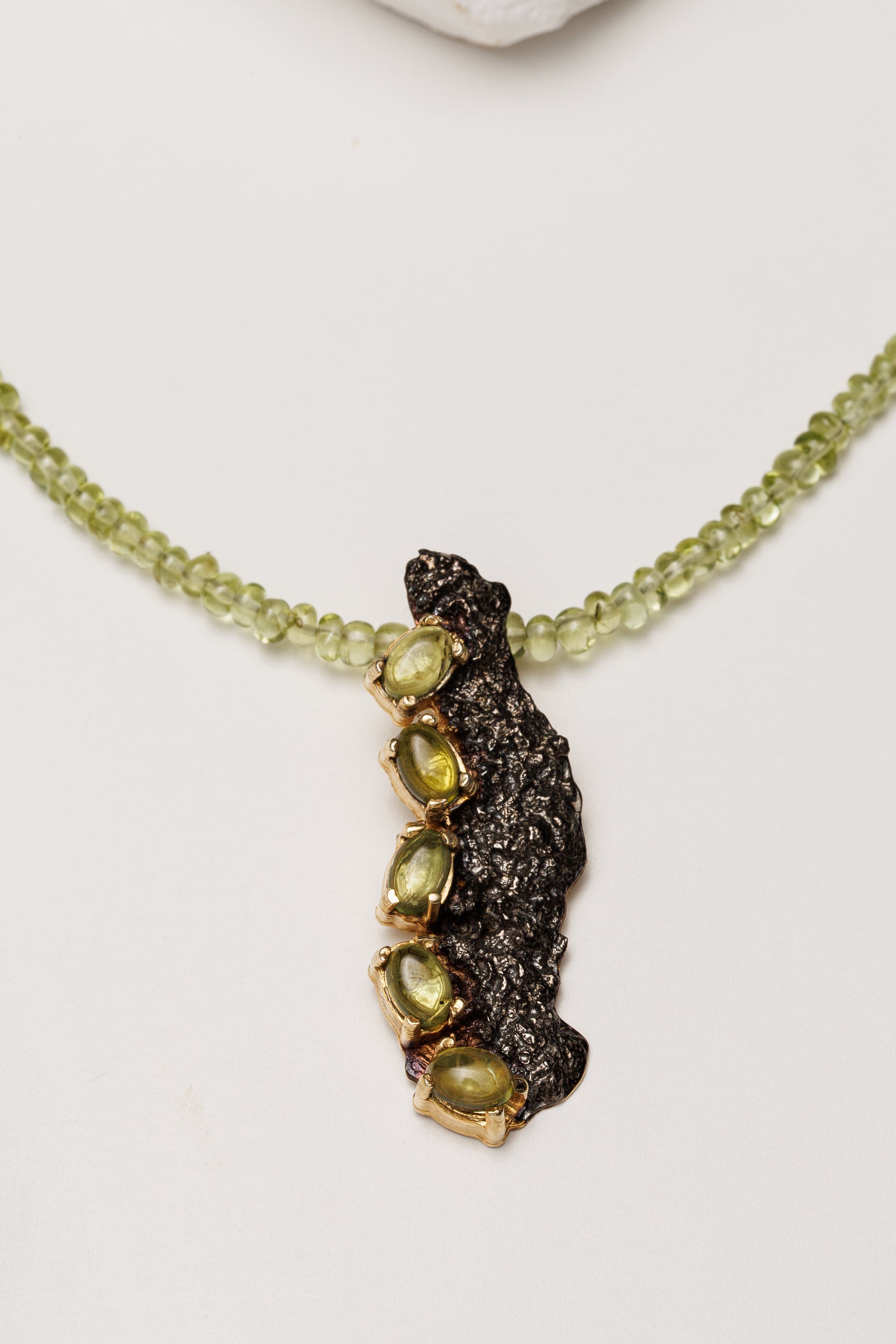 Colier peridot natural si pandantiv sculptural Lava Flow