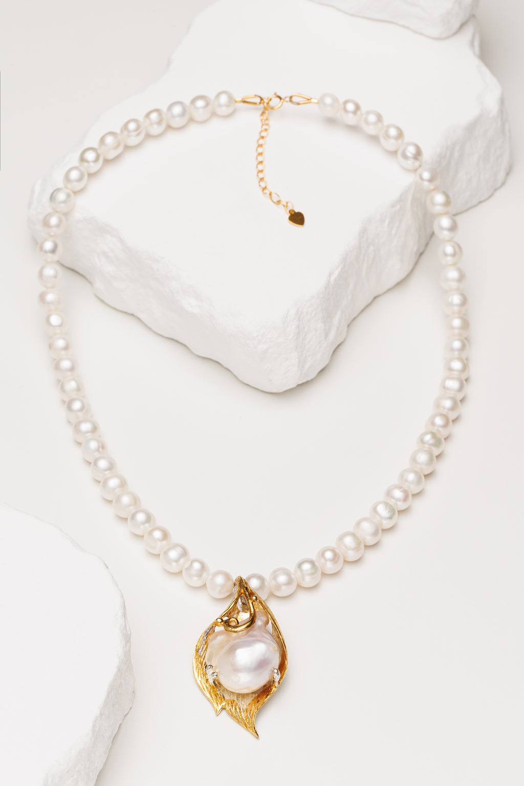 Colier perle naturale de cultura cu pandantiv sculptural Golden Baroque