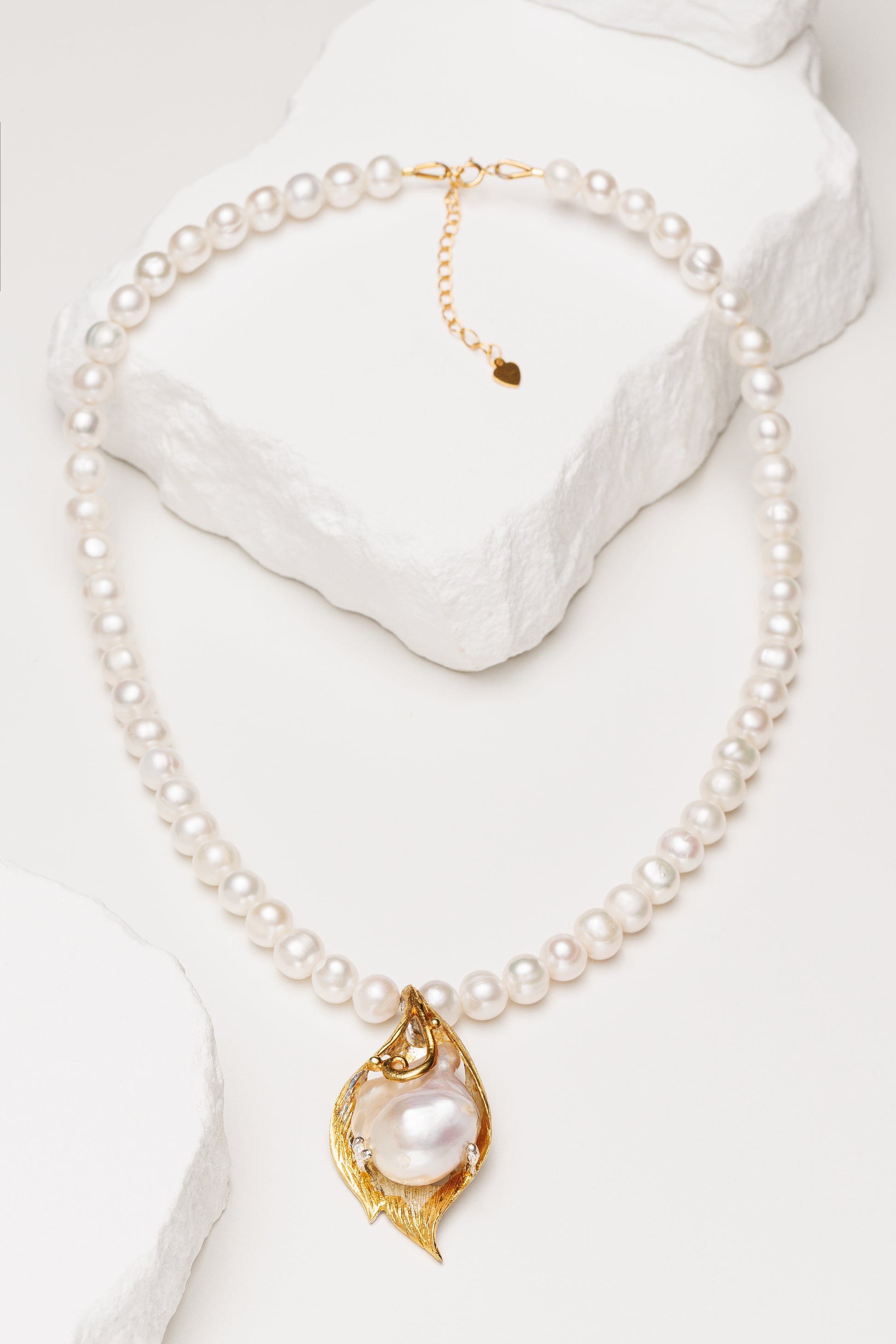 Colier perle naturale de cultura cu pandantiv sculptural Golden Baroque