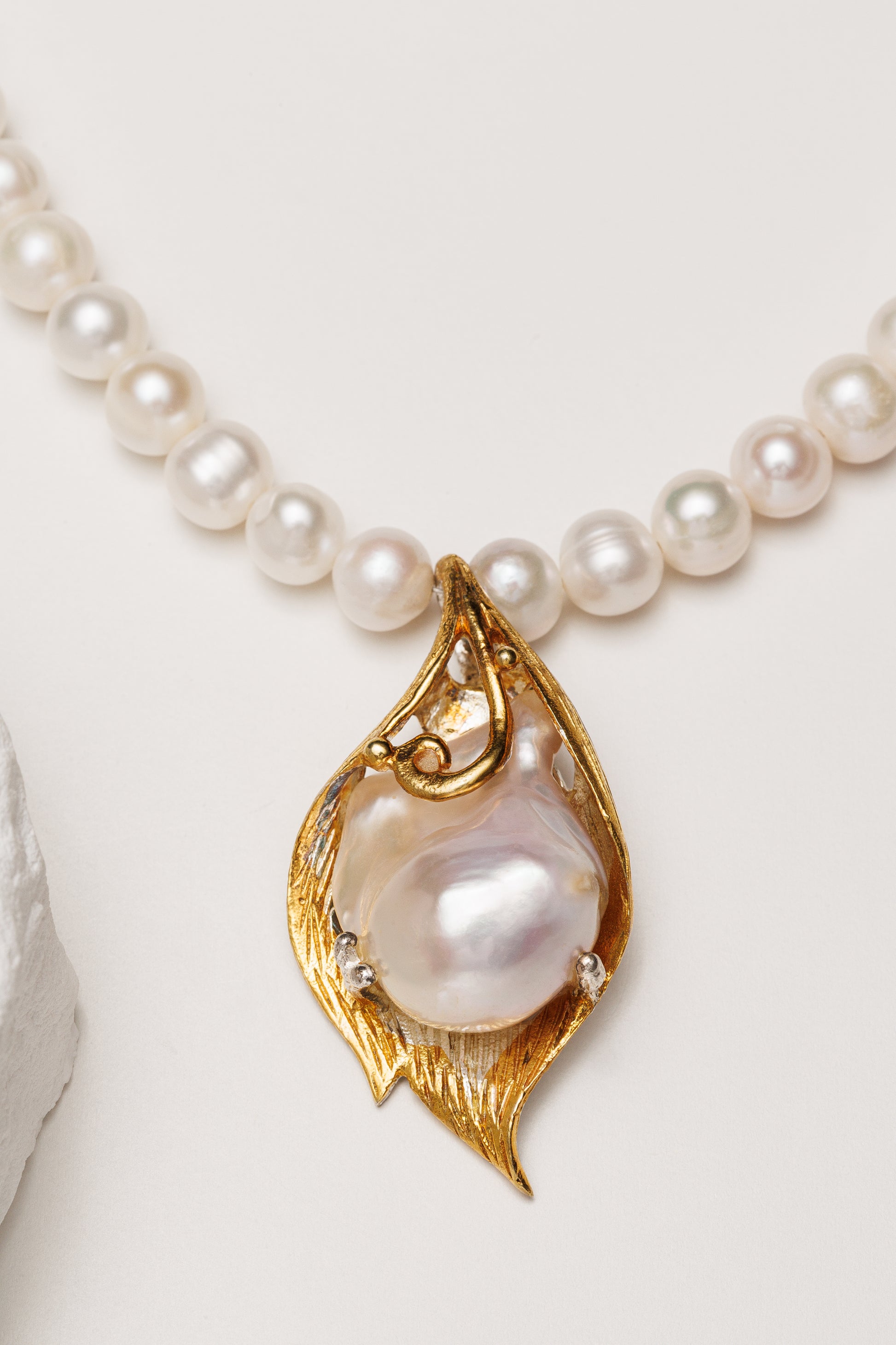 Colier perle naturale de cultura cu pandantiv sculptural Golden Baroque