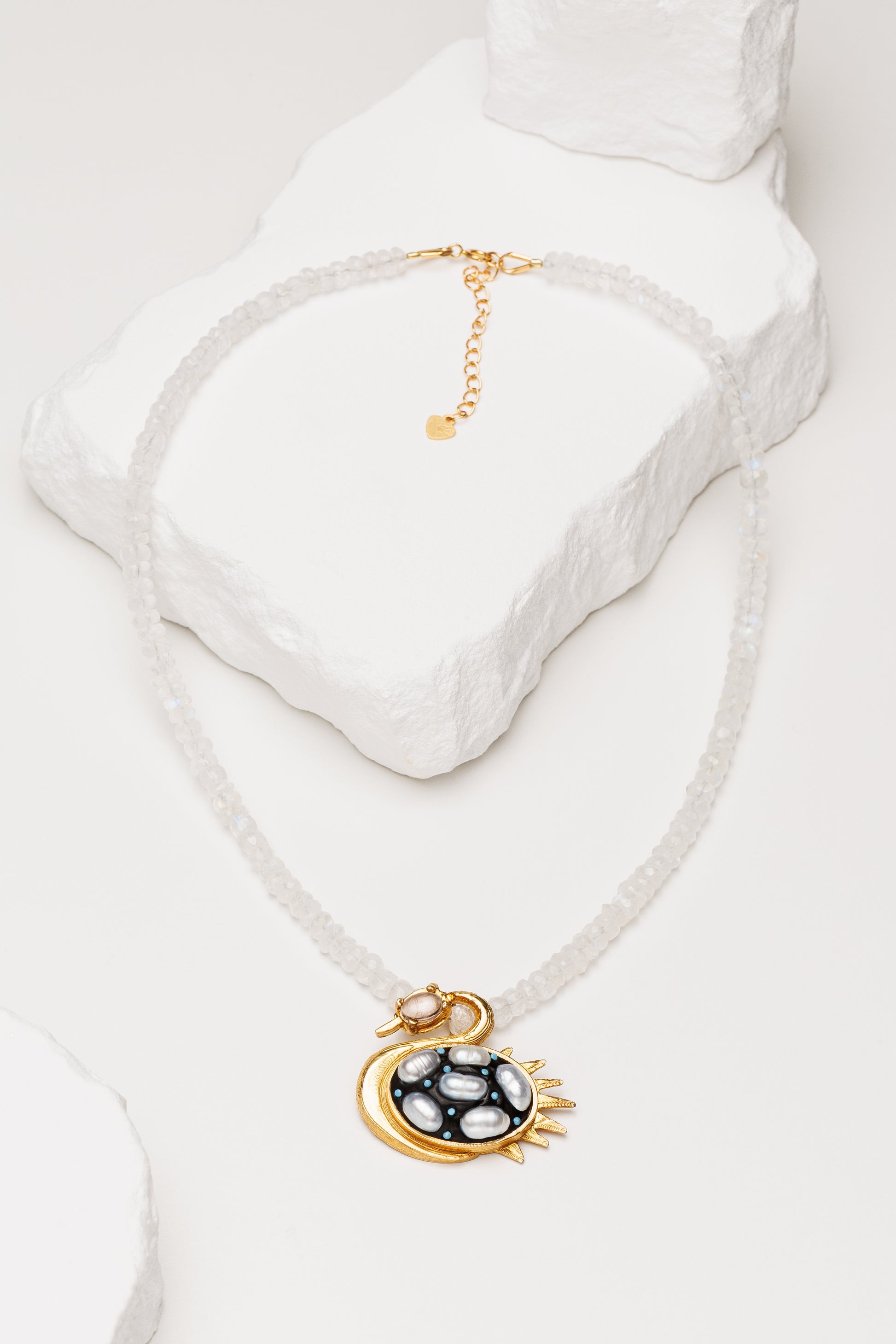 Colier piatra lunii si pandantiv sculptural placat cu aur Moon Swan