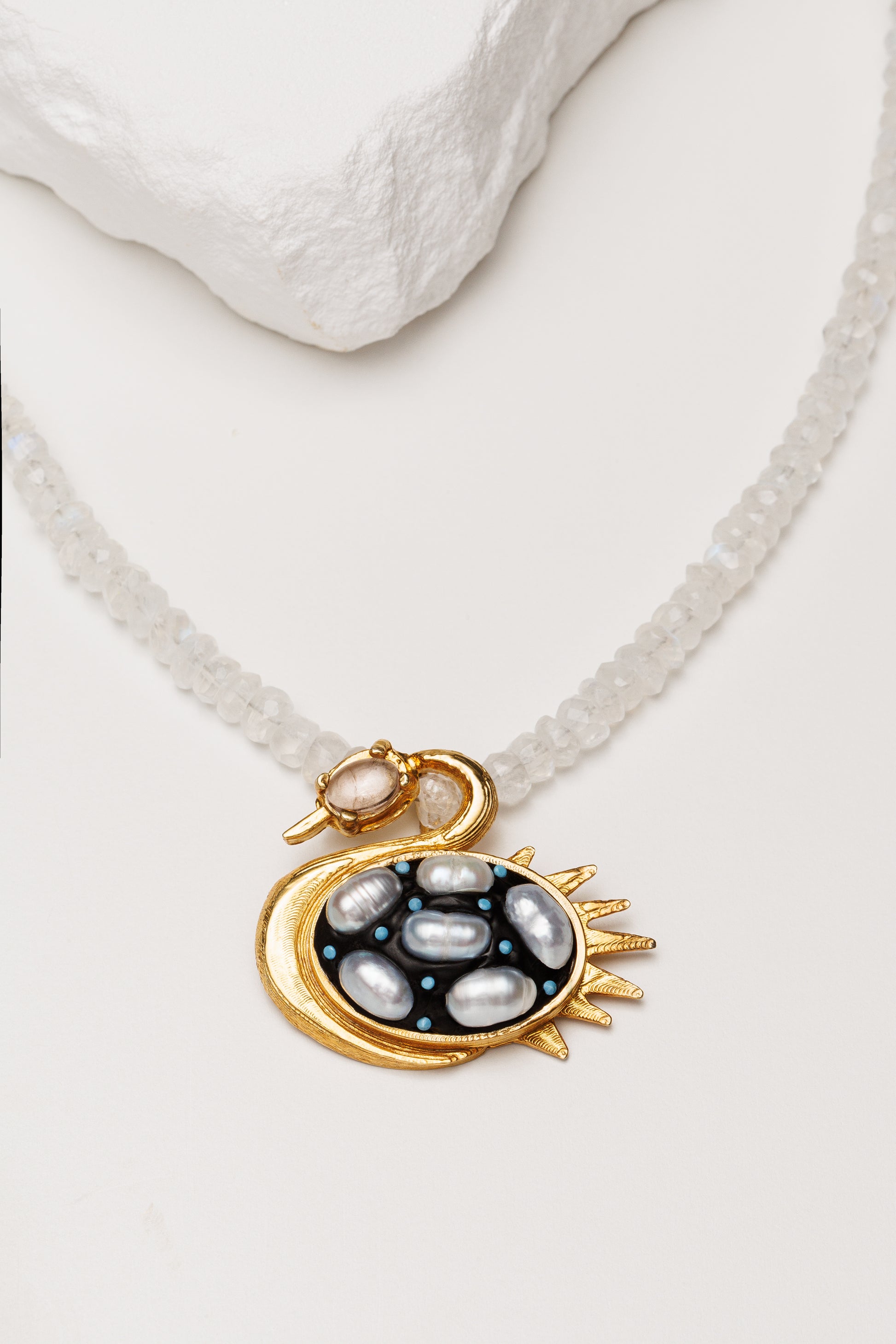 Colier piatra lunii si pandantiv sculptural placat cu aur Moon Swan