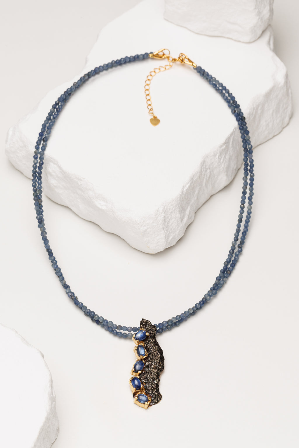 Colier safir natural si pandantiv scultural Lava Flow