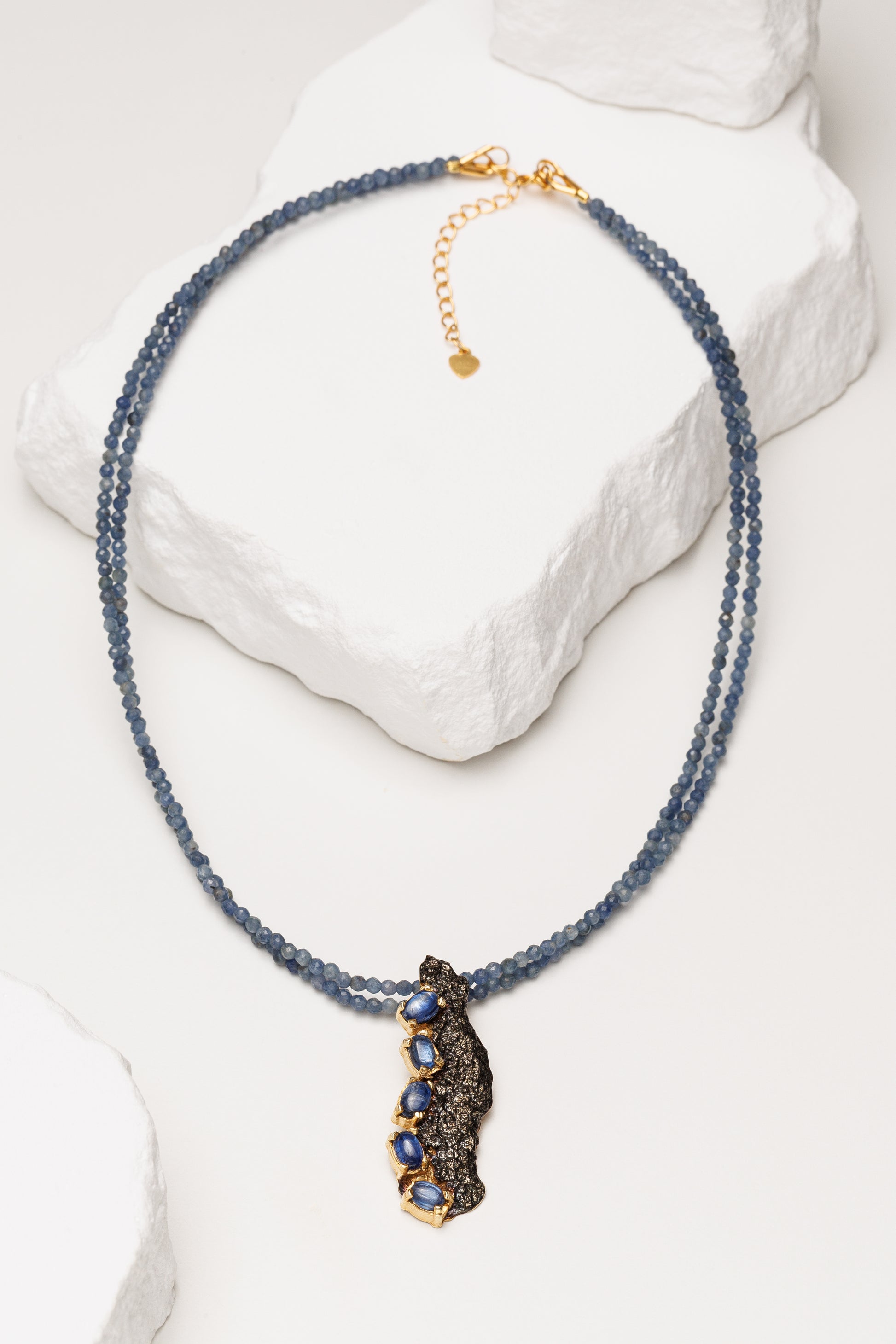 Colier safir natural si pandantiv scultural Lava Flow