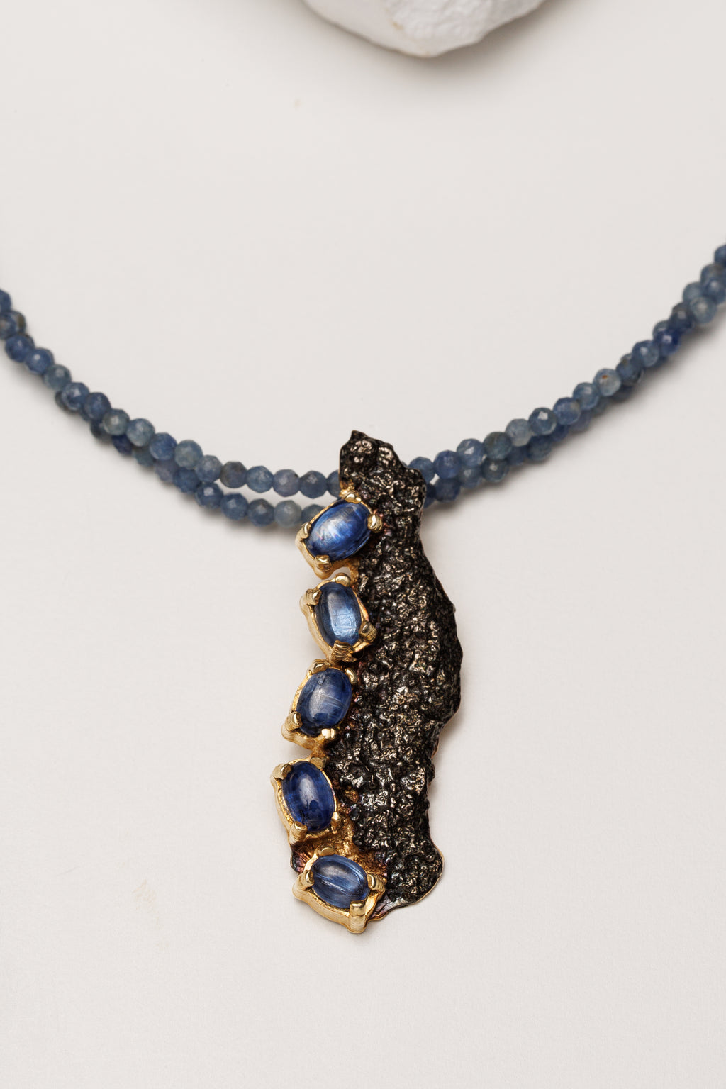 Colier safir natural si pandantiv scultural Lava Flow