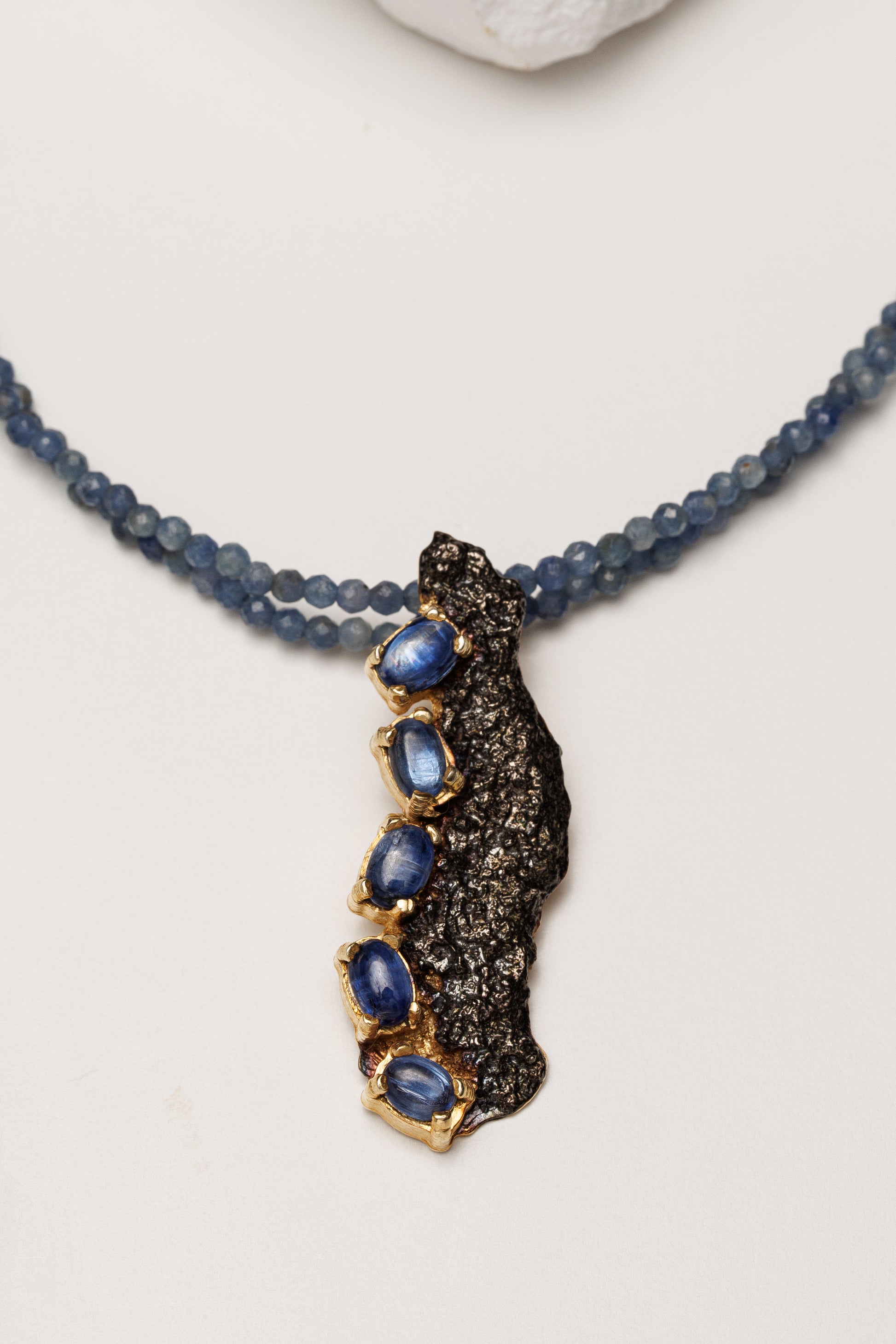 Colier safir natural si pandantiv scultural Lava Flow