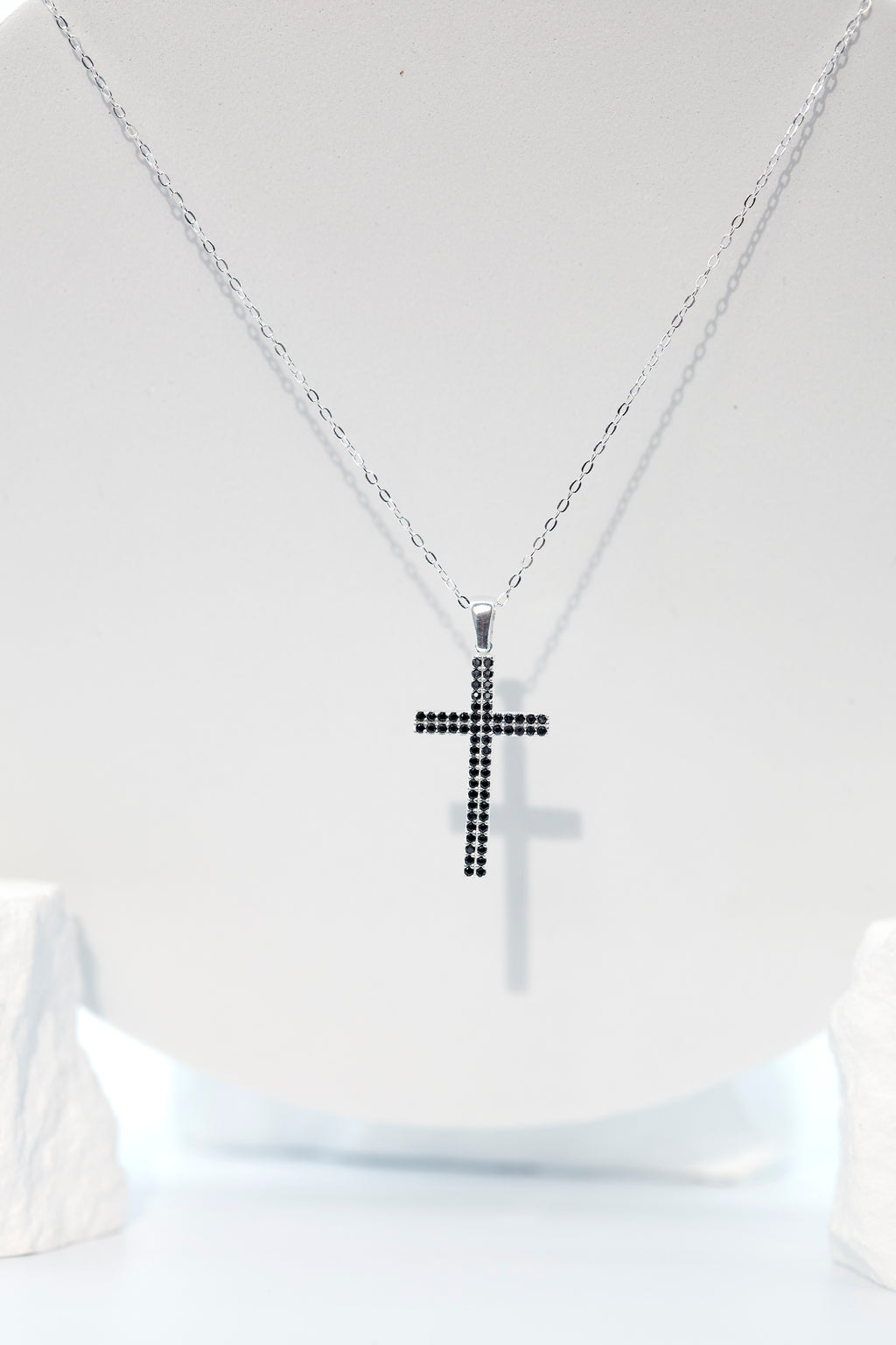 Cruce argint cu cristale negre