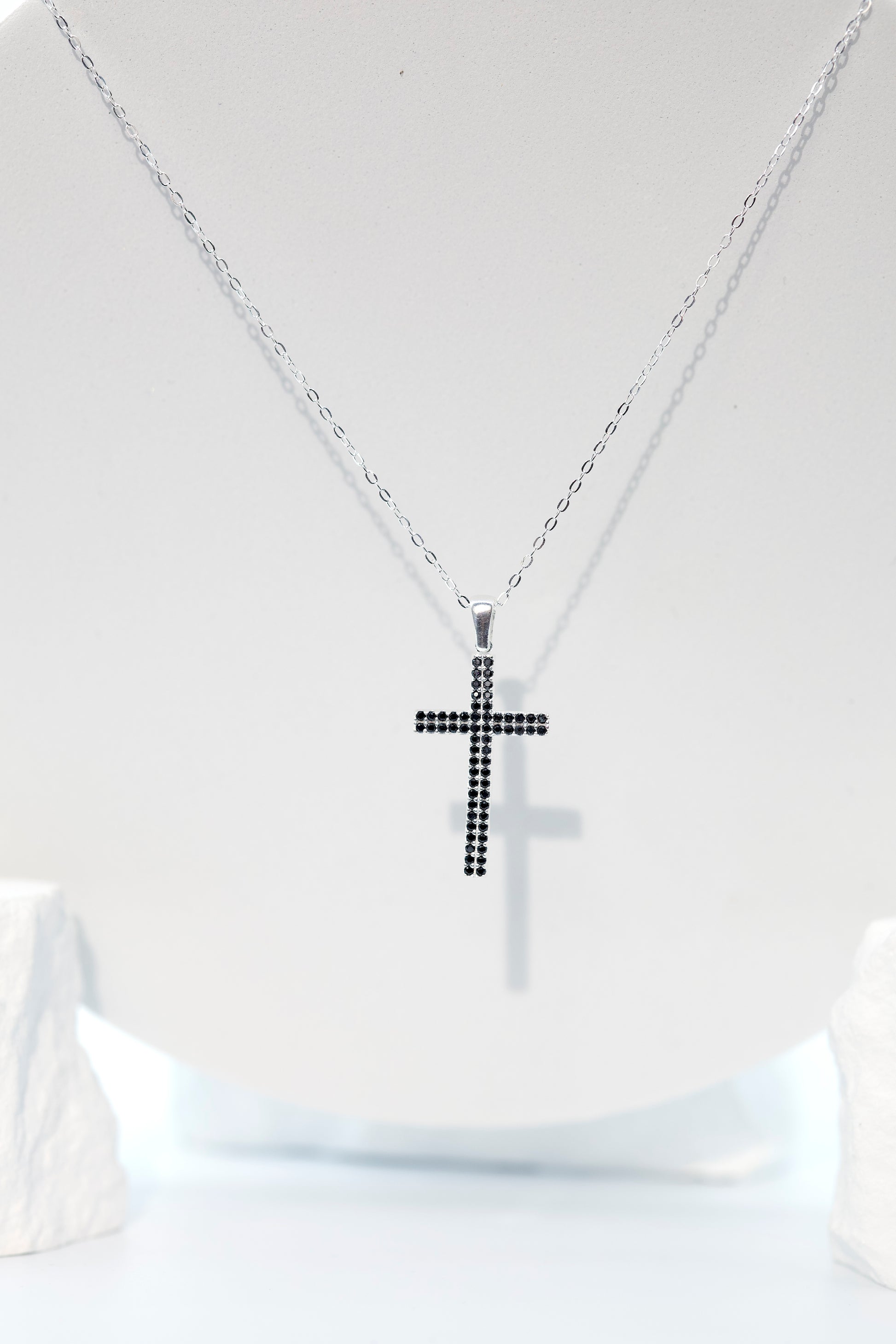 Cruce argint cu cristale negre