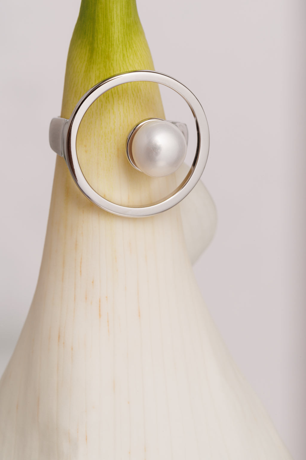 Orbital Pearl – Inel statement din argint placat cu rodiu si perla naturala